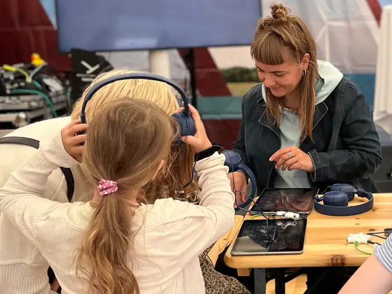 Elver leger med iPads